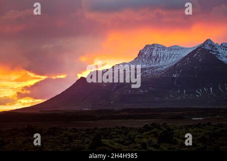 Berge mit Schnee bei Sonnenuntergang, Snaefellsnes, Westisland, Island Stockfoto