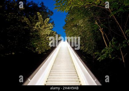 Die beleuchtete Treppe zum Himmel auf dem Schlackenhaufen in Deutschland, Neukirchen-Vluyn, Ruhrgebiet, Nordrhein-Westfalen, Deutschland Stockfoto