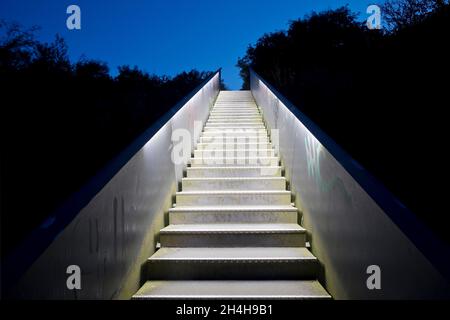 Die beleuchtete Treppe zum Himmel auf dem Schlackenhaufen in Deutschland, Neukirchen-Vluyn, Ruhrgebiet, Nordrhein-Westfalen, Deutschland Stockfoto