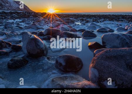 Sonnenuntergang im Eis, Eggum, Lofoten, Nordland, Norwegen Stockfoto