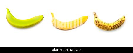 Drei Arten von Banane: Unreif, grün, normal reif, überreif isoliert auf weiß. Seitenansicht. Stockfoto