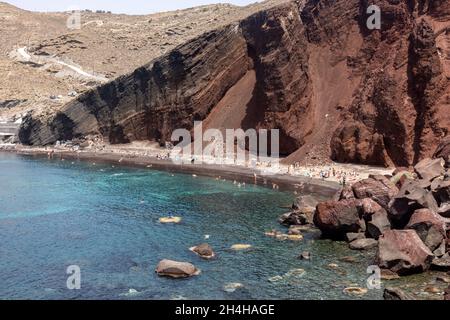 Santorini, Griechenland - 01. Juli 2021: Der berühmte Rote Strand an der Südküste der Insel Santorini, Kykladen, Ägäis. Stockfoto