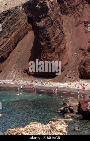 Santorini, Griechenland - 01. Juli 2021: Der berühmte Rote Strand an der Südküste der Insel Santorini, Kykladen, Ägäis. Stockfoto