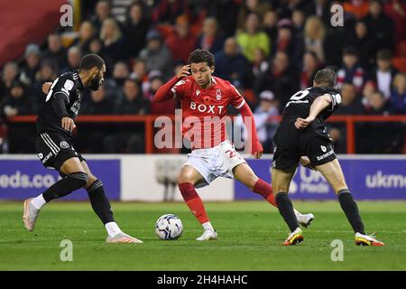 NOTTINGHAM, GROSSBRITANNIEN. 2. NOVEMBER Brennan Johnson aus Nottingham Forest tritt am Dienstag, den 2. November 2021, beim Sky Bet Championship-Spiel zwischen Nottingham Forest und Sheffield United auf dem City Ground in Nottingham um den Ball mit Jayden Bogle aus Sheffield United und Chris Basham aus Sheffield United an. (Kredit: Jon Hobley | MI News) Stockfoto