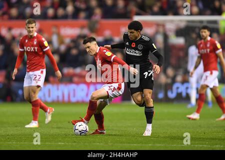 NOTTINGHAM, GROSSBRITANNIEN. 2. NOVEMBER Joe Lolley von Nottingham Forest kämpft am Dienstag, den 2. November 2021, mit Morgan Gibbs-White von Sheffield United während des Sky Bet Championship-Spiels zwischen Nottingham Forest und Sheffield United auf dem City Ground, Nottingham. (Kredit: Jon Hobley | MI News) Stockfoto