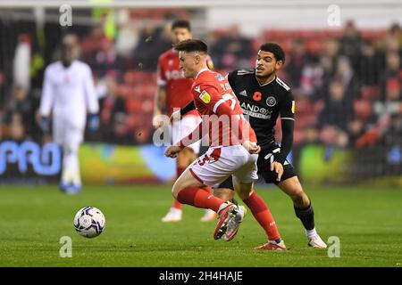 NOTTINGHAM, GROSSBRITANNIEN. 2. NOVEMBER Joe Lolley aus Nottingham Forest und Morgan Gibbs-White aus Sheffield United während des Sky Bet Championship-Spiels zwischen Nottingham Forest und Sheffield United am Dienstag, den 2. November 2021, auf dem City Ground in Nottingham. (Kredit: Jon Hobley | MI News) Stockfoto