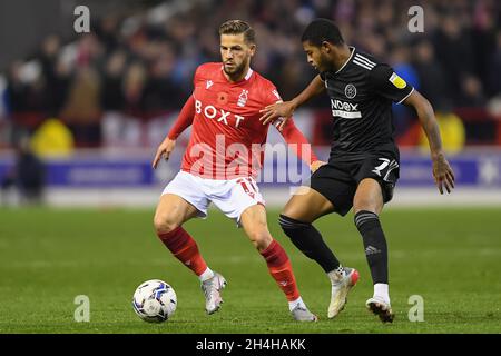 NOTTINGHAM, GROSSBRITANNIEN. 2. NOVEMBER Philip Zinkernagel von Nottingham Forest und Rhian Brewster von Sheffield United während des Sky Bet Championship-Spiels zwischen Nottingham Forest und Sheffield United am Dienstag, den 2. November 2021, auf dem City Ground in Nottingham. (Kredit: Jon Hobley | MI News) Stockfoto