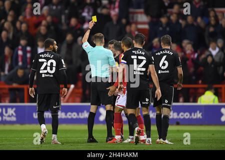 NOTTINGHAM, GROSSBRITANNIEN. 2. NOVEMBER Schiedsrichter Leigh Doughty zeigt Brennan Johnson aus Nottingham Forest während des Sky Bet Championship-Spiels zwischen Nottingham Forest und Sheffield United am Dienstag, den 2. November 2021, auf dem City Ground in Nottingham eine gelbe Karte. (Kredit: Jon Hobley | MI News) Kredit: MI Nachrichten & Sport /Alamy Live News Stockfoto