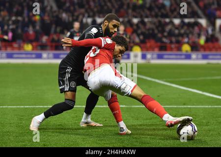 NOTTINGHAM, GROSSBRITANNIEN. 2. NOVEMBER Brennan Johnson aus Nottingham Forest kämpft am Dienstag, den 2. November 2021, mit Jayden Bogle aus Sheffield United während des Sky Bet Championship-Spiels zwischen Nottingham Forest und Sheffield United auf dem City Ground in Nottingham. (Kredit: Jon Hobley | MI News) Kredit: MI Nachrichten & Sport /Alamy Live News Stockfoto