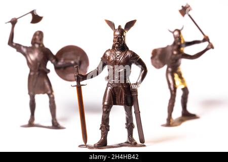 Vintage Spielzeug Brown Viking Soldaten isoliert auf weißem Hintergrund. Stockfoto