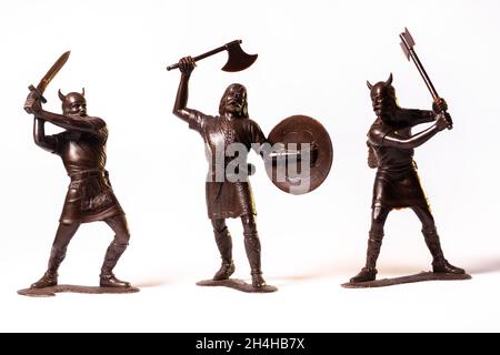 Vintage Spielzeug Brown Viking Soldaten isoliert auf weißem Hintergrund. Stockfoto