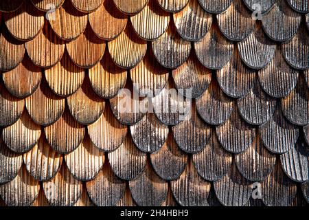 Traditionelle Holzschindeln auf einem alten Bauernhaus Stockfoto