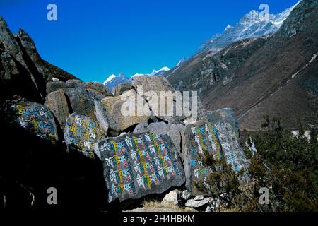 Buddhistische Maniksteine in der Nähe von Thame in Nepal Stockfoto