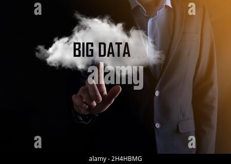 Geschäftsmann hält die Aufschrift BIG DATA. Vorhängeschloss, Gehirn, Mann, Planet, Graph, Lupe, Zahnräder, Cloud Grid Dokument Brief Telefon Symbol Stockfoto
