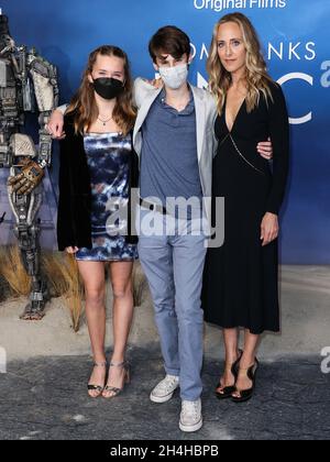 West Hollywood, Usa. November 2021. WEST HOLLYWOOD, LOS ANGELES, KALIFORNIEN, USA - 02. NOVEMBER: Ora Duplass, Leo Boyer und die Schauspielerin Kim Raver kommen zur Los Angeles Premiere von Apple Original Films' 'Finch', die am 2. November 2021 im Pacific Design Center in West Hollywood, Los Angeles, Kalifornien, USA, stattfand. (Foto: Xavier Collin/Image Press Agency/Sipa USA) Quelle: SIPA USA/Alamy Live News Stockfoto