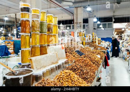 Machatschkala, Russland - Oktober 2021: Getrocknete Früchte und Honig werden auf dem Lebensmittelmarkt in der Stadt Machatschkala der Republik Dagestan verkauft. Stockfoto