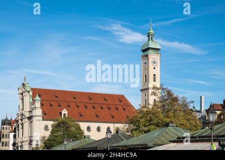 Fassade der Heiliggeistkirche, Heilig Geist Kirche, Kirche des Heiligen Geistes in der Innenstadt von München, zwischen Marienplatz und Viktualienmarkt, in Stockfoto