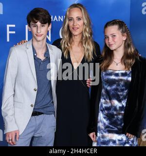 West Hollywood, Usa. November 2021. WEST HOLLYWOOD, LOS ANGELES, KALIFORNIEN, USA - 02. NOVEMBER: Leo Boyer, die Schauspielerin Kim Raver und Ora Duplass kommen zur Los Angeles Premiere von Apple Original Films' 'Finch', die am 2. November 2021 im Pacific Design Center in West Hollywood, Los Angeles, Kalifornien, USA, stattfand. (Foto: Xavier Collin/Image Press Agency/Sipa USA) Quelle: SIPA USA/Alamy Live News Stockfoto