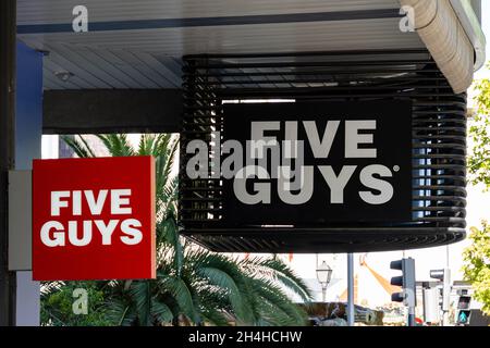 Madrid, Spanien - 10. Oktober 2021: Five Guys America Restaurant Signage. Five Guys ist eine amerikanische Fast-Casual-Restaurantkette Stockfoto