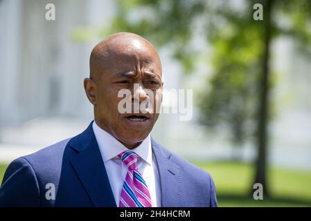 File Photo vom 12. Juli 2021 von Borough President of Brooklyn Eric Adams spricht zu einem Reporter, als er im Weißen Haus in Washington, DC, USA ankommt. Der ehemalige Polizeibeamte Eric Adams wird der nächste Bürgermeister von New York City sein, nachdem der Demokrat Curtis Sliwa bei der Wahl am Dienstag besiegt hatte. Adams war auf Kurs, Sliwa, den Gründer der Guardian Angels, mit einem Vorsprung von 66 % bis 29 % zu schlagen, nachdem mehr als die Hälfte der prognostizierten Stimmen gezählt wurde. Foto von Rod Lampey/CNP/ABACAPRESS.COM Stockfoto