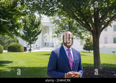 File Photo vom 12. Juli 2021 von Borough President of Brooklyn Eric Adams spricht zu einem Reporter, als er im Weißen Haus in Washington, DC, USA ankommt. Der ehemalige Polizeibeamte Eric Adams wird der nächste Bürgermeister von New York City sein, nachdem der Demokrat Curtis Sliwa bei der Wahl am Dienstag besiegt hatte. Adams war auf Kurs, Sliwa, den Gründer der Guardian Angels, mit einem Vorsprung von 66 % bis 29 % zu schlagen, nachdem mehr als die Hälfte der prognostizierten Stimmen gezählt wurde. Foto von Rod Lampey/CNP/ABACAPRESS.COM Stockfoto