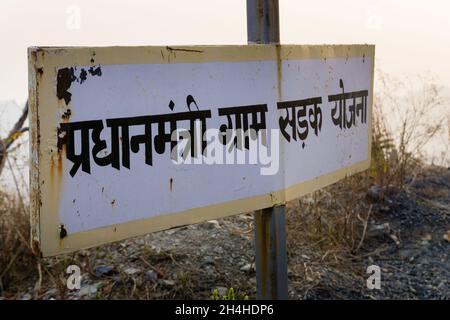 Editorial 31-01-2021, dehradun , INDIEN. Eine auf hindi geschriebene, übersetzte Tafel zur Straßenbillisseite, in der ein ländlicher Plan für den Straßenbau in Indien behandelt wird Stockfoto