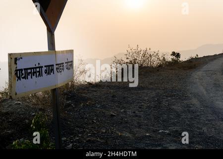 Editorial 31-01-2021, dehradun , INDIEN. Eine auf hindi geschriebene, übersetzte Tafel zur Straßenbillisseite, in der ein ländlicher Plan für den Straßenbau in Indien behandelt wird Stockfoto