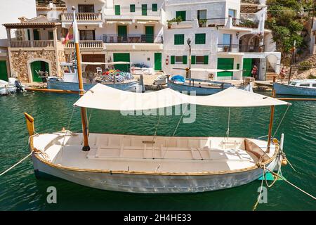 Malerischer mediterraner Hafen auf Mallorca. Figuera Bucht. Llauts Boote. Spanien Stockfoto