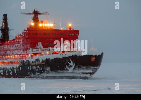 Tiksi, Russland - 15. Juli 2017: Der Eisbrecher geht auf Eis. Stockfoto