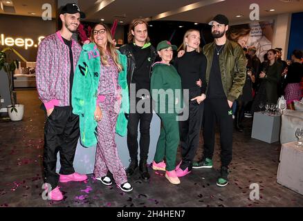 Berlin, Deutschland. November 2021. Nino Sifkovits (l-r), Natascha Ochsenknecht, Wilson Gonzalez Ochsenknecht, Bärbel Wierichs, Cheyenne Savannah Ochsenknecht und Jimi Blue Ochsenknecht auf der Launch-Party des Modelabels N.O. der ersten Kollektion des Designers Natascha Ochsenknecht. Kredit: Britta Pedersen/dpa-Zentralbild/dpa/Alamy Live Nachrichten Stockfoto