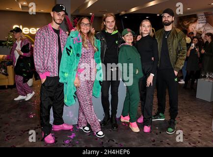 Berlin, Deutschland. November 2021. Nino Sifkovits (l-r), Natascha Ochsenknecht, Wilson Gonzalez Ochsenknecht, Bärbel Wierichs, Cheyenne Savannah Ochsenknecht und Jimi Blue Ochsenknecht auf der Launch-Party des Modelabels N.O. der ersten Kollektion des Designers Natascha Ochsenknecht. Kredit: Britta Pedersen/dpa-Zentralbild/dpa/Alamy Live Nachrichten Stockfoto