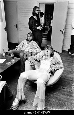 Die schwedischen Popgruppe Abba-Mitglieder Benny Andersson (L) und Bjorn Ulvaeus (R) in der Garderobe vor einem Konzert im Gamleby Folkpark in Vastervik, Schweden, am 9. Juli 1975, während der „Abba Folkpark Tour 1975“.Foto: Christer Kindahl / Kamerabild / TT News Agency / Code 3019 Stockfoto