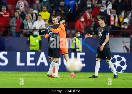 Sevilla, Spanien. November 2021. Die Spieler des OSC Lille feiern nach dem Gewinn des UEFA Champions League-, Group G-Fußballspiels zwischen dem FC Sevilla und dem OSC Lille am 2. November 2021 im Stadion Ramon Sanchez-Pizjuan in Sevilla, Spanien - Foto: Joaquin Corchero/DPPI/LiveMedia Kredit: Unabhängige Fotoagentur/Alamy Live News Stockfoto