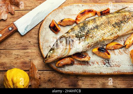 Fischhechtbarsch mit Quitte auf dem Küchenbrett gegrillt Stockfoto