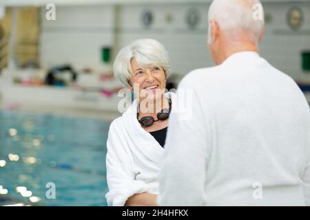 Glückliches Seniorenpaar, das sich im Urlaub im Bademantel entspannen kann Stockfoto