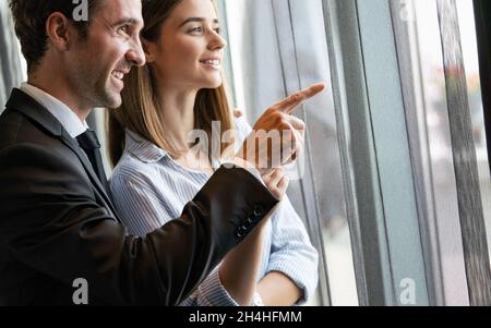 Junge Liebespaar lächelt in der komfortablen Wohnung Stockfoto