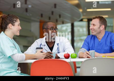 Team von Ärzten mit Mittagessen Stockfoto
