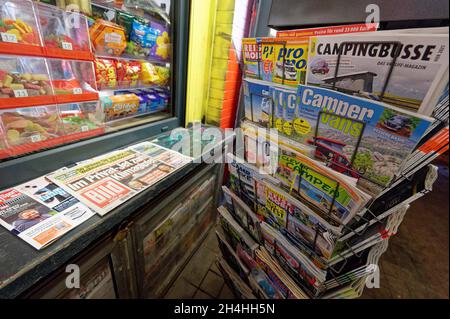 Köln, Deutschland. November 2021. Vor einem Kiosk in Köln Ehrenfeld stecken Zeitschriften in Zeitungskioskern. Quelle: Henning Kaiser/dpa/Alamy Live News Stockfoto