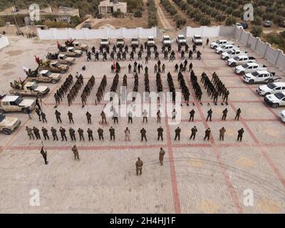 Von der Türkei unterstützte syrische Rebellenkämpfer nehmen am 31. Oktober 2021 an einer Militärübung auf dem Land von Afrin in der von den Rebellen gehaltenen Provinz Aleppo Teil Stockfoto