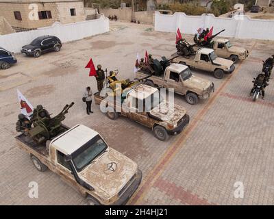 Von der Türkei unterstützte syrische Rebellenkämpfer nehmen am 31. Oktober 2021 an einer Militärübung auf dem Land von Afrin in der von den Rebellen gehaltenen Provinz Aleppo Teil Stockfoto