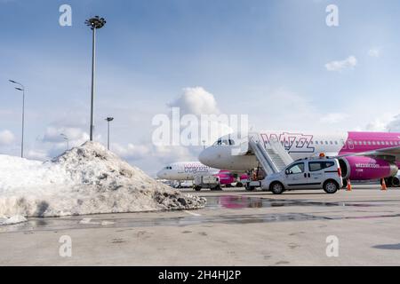 Ukraine, Kiew - 19. März 2021: WIZZ Air Airline Flugzeug auf dem Flughafenvorfeld. Passagierflugzeug wizzair. Flughafen im Winter. Schnee auf der Piste. Stockfoto