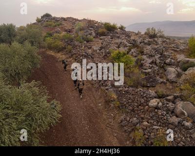 Von der Türkei unterstützte syrische Rebellenkämpfer nehmen am 31. Oktober 2021 an einer Militärübung auf dem Land von Afrin in der von den Rebellen gehaltenen Provinz Aleppo Teil Stockfoto