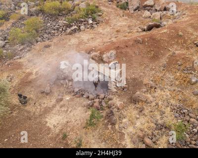 Von der Türkei unterstützte syrische Rebellenkämpfer nehmen am 31. Oktober 2021 an einer Militärübung auf dem Land von Afrin in der von den Rebellen gehaltenen Provinz Aleppo Teil Stockfoto