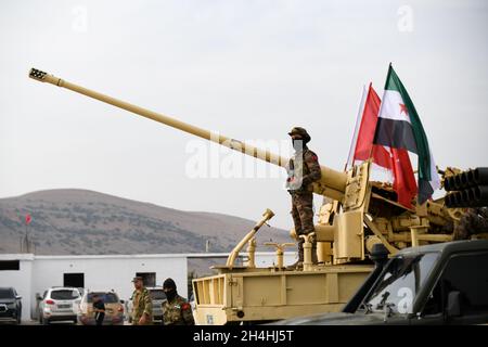 Von der Türkei unterstützte syrische Rebellenkämpfer nehmen am 31. Oktober 2021 an einer Militärübung auf dem Land von Afrin in der von den Rebellen gehaltenen Provinz Aleppo Teil Stockfoto