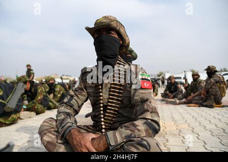 Von der Türkei unterstützte syrische Rebellenkämpfer nehmen am 31. Oktober 2021 an einer Militärübung auf dem Land von Afrin in der von den Rebellen gehaltenen Provinz Aleppo Teil Stockfoto