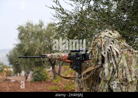 Von der Türkei unterstützte syrische Rebellenkämpfer nehmen am 31. Oktober 2021 an einer Militärübung auf dem Land von Afrin in der von den Rebellen gehaltenen Provinz Aleppo Teil Stockfoto