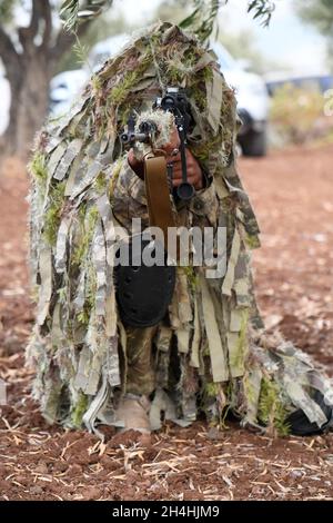 Von der Türkei unterstützte syrische Rebellenkämpfer nehmen am 31. Oktober 2021 an einer Militärübung auf dem Land von Afrin in der von den Rebellen gehaltenen Provinz Aleppo Teil Stockfoto