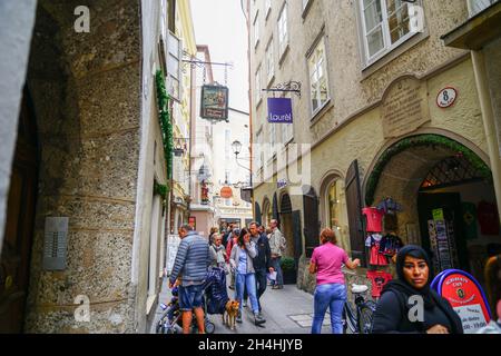 Salzburg Österreich - September 6 2017 Touristen in typisch europäischen engen Stadtstraße gesäumt von hohen traditionellen Gebäuden, Stockfoto