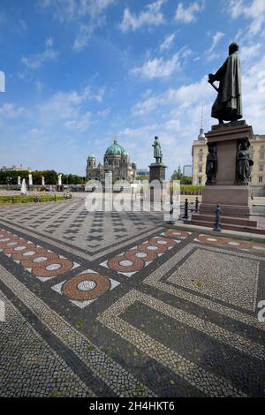 Schinkelplatz mit Statuen, Schlossbrücke und Berliner Dom dahinter, unter den Linden, Berlin, Deutschland Stockfoto