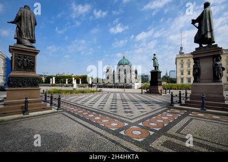 Schinkelplatz mit Statuen, Schlossbrücke und Berliner Dom dahinter, unter den Linden, Berlin, Deutschland Stockfoto